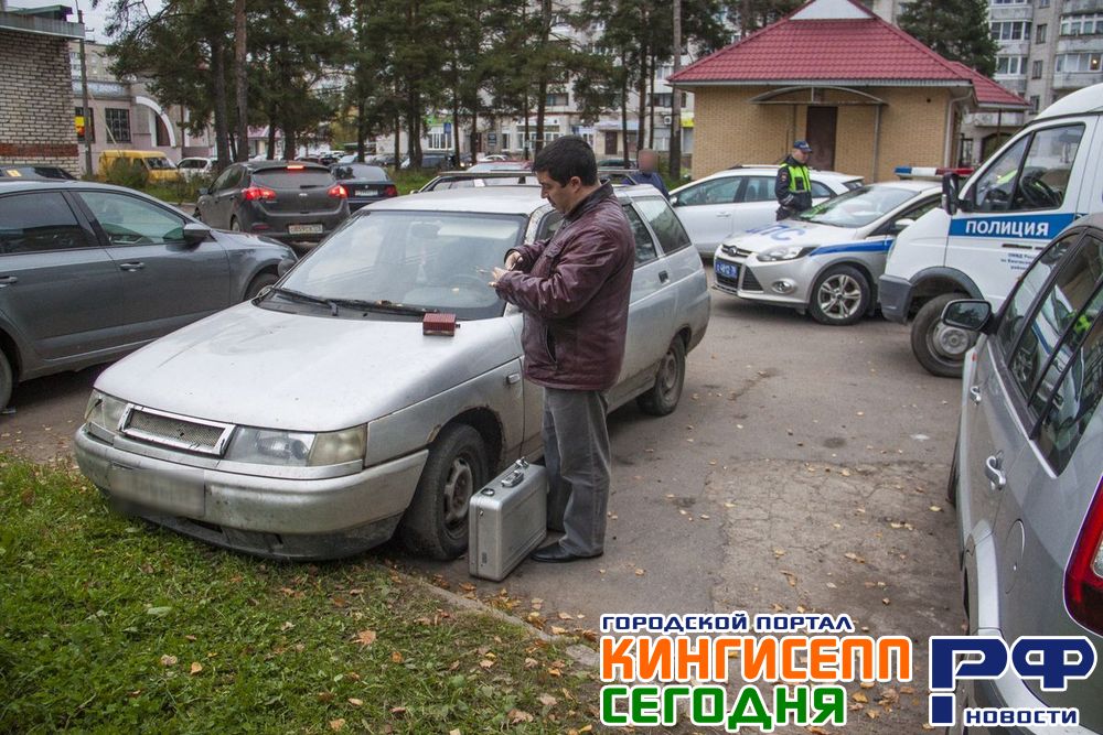 В попытке припарковаться пьяный водитель стукнул две машины. Фоторепортаж