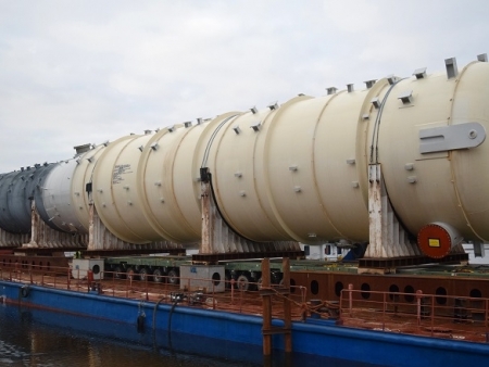 «ЕвроХим» доставил крупногабаритное оборудование общим весом 1300 тонн по реке Нарове. Фото