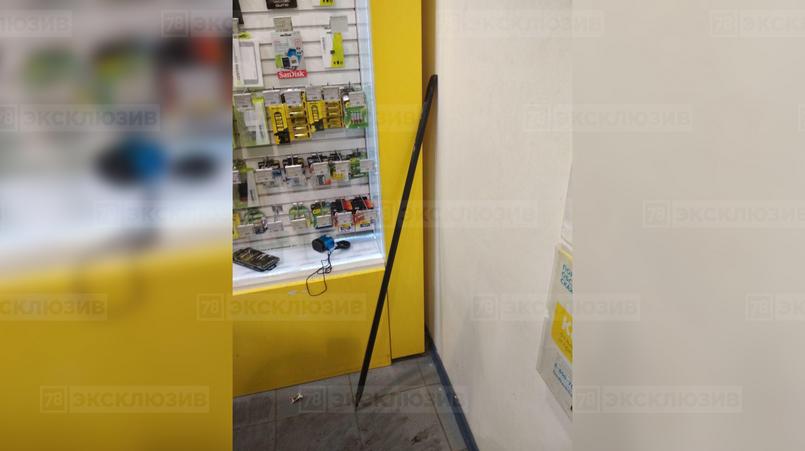 В Кингисеппе двое грабителей «обнесли» салон сотовой связи с помощью лома. Видео