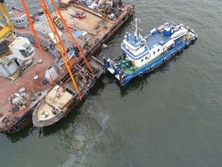 Затонувшее судно «Монни» подняли спустя почти год после крушения. Фото