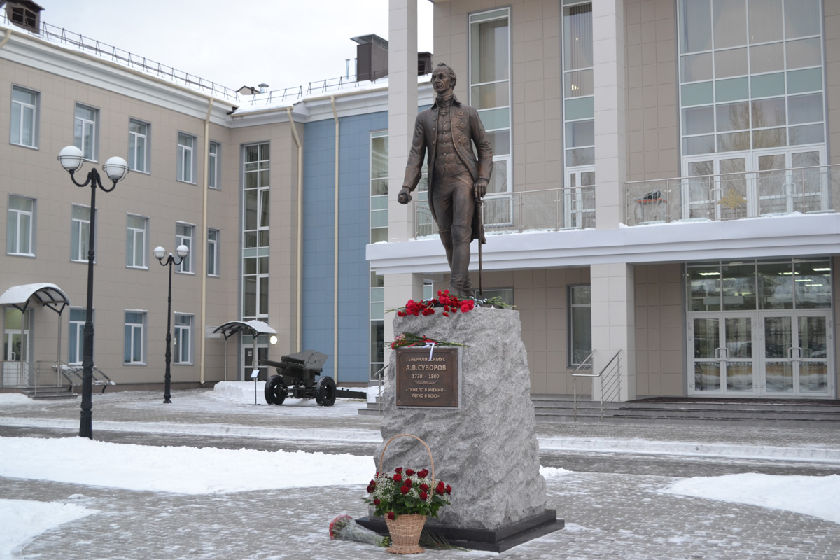 В Пермском суворовском училище поставили памятник Александру Суворову
