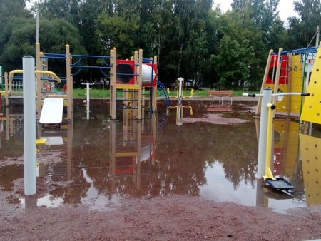 Новая детская площадка в Ивангороде «поплыла» после дождя
