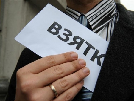На детской площадке в Кингисеппском «рабовладельца» задержали за взятку