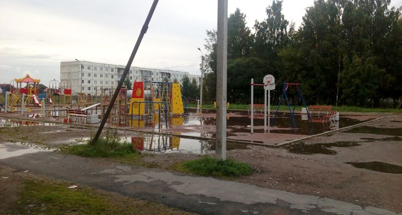 Новая детская площадка в Ивангороде «поплыла» после дождя