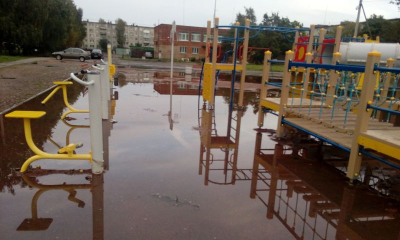 Новая детская площадка в Ивангороде «поплыла» после дождя