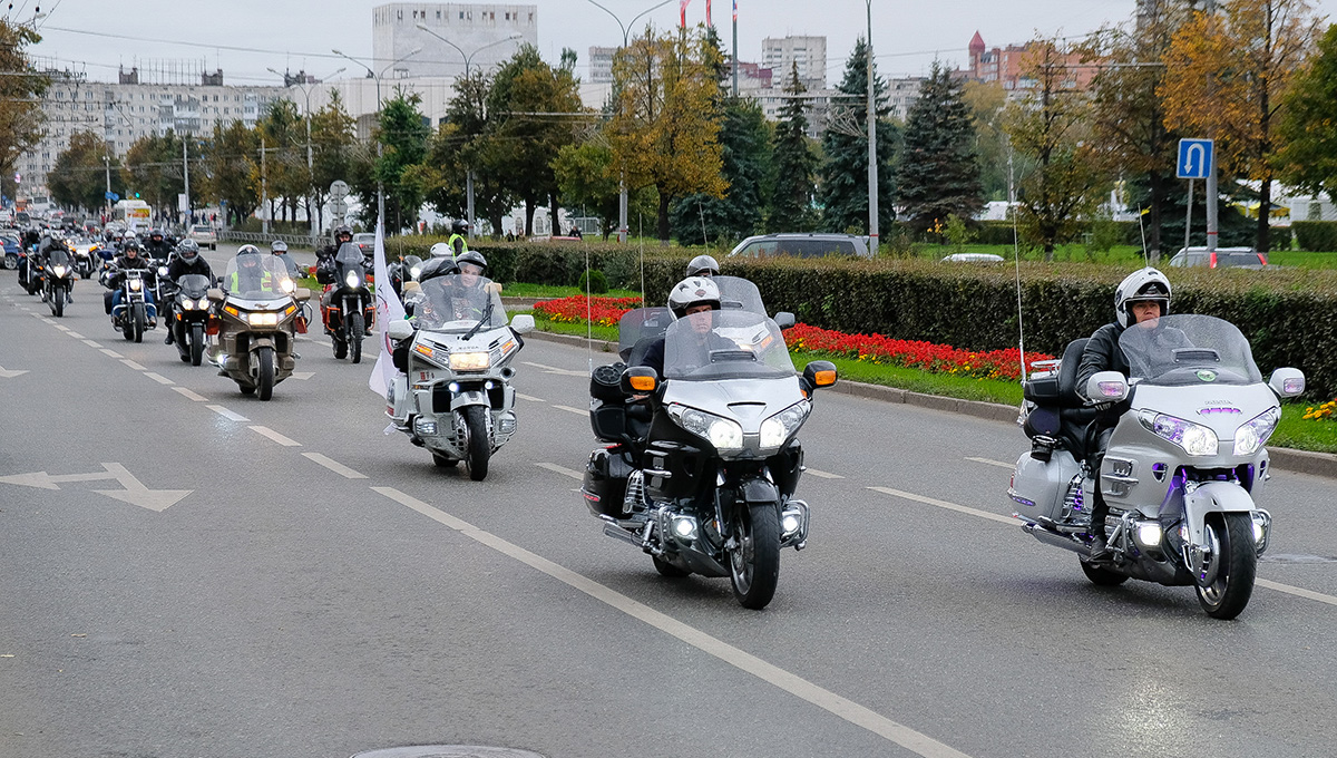 Под&nbsp;рёв моторов
