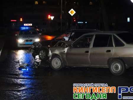 Таран при движении по главной. Пасмурное ДТП в Кингисеппе. Фоторепортаж
