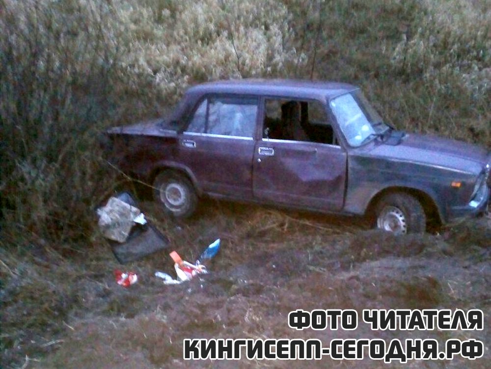 Под Кингисеппом «классика» совершила кувырок в кювет. Фото очевидца