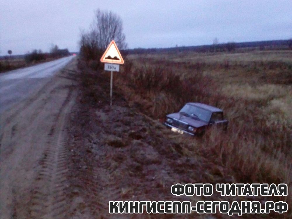 Под Кингисеппом «классика» совершила кувырок в кювет. Фото очевидца