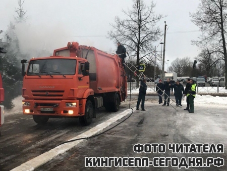 Горящий мусоровоз в центре Кингисеппа. Фоторепортаж