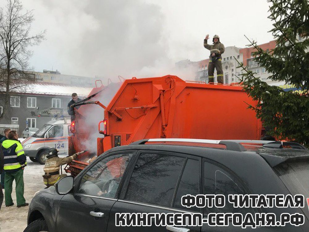 Горящий мусоровоз в центре Кингисеппа. Фоторепортаж