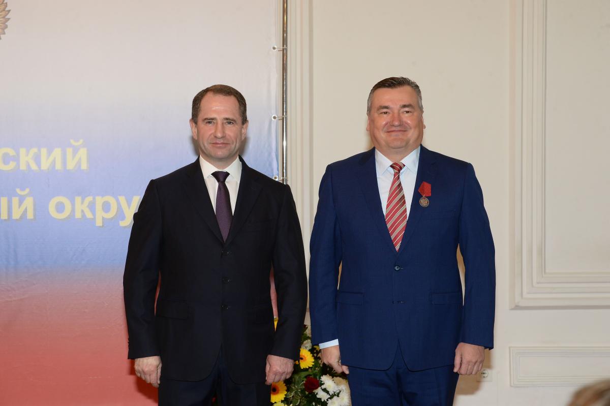 Михаил Бабич вручил государственную награду Валерию Сухих Михаил Бабич вручил государственную награду Валерию Сухих